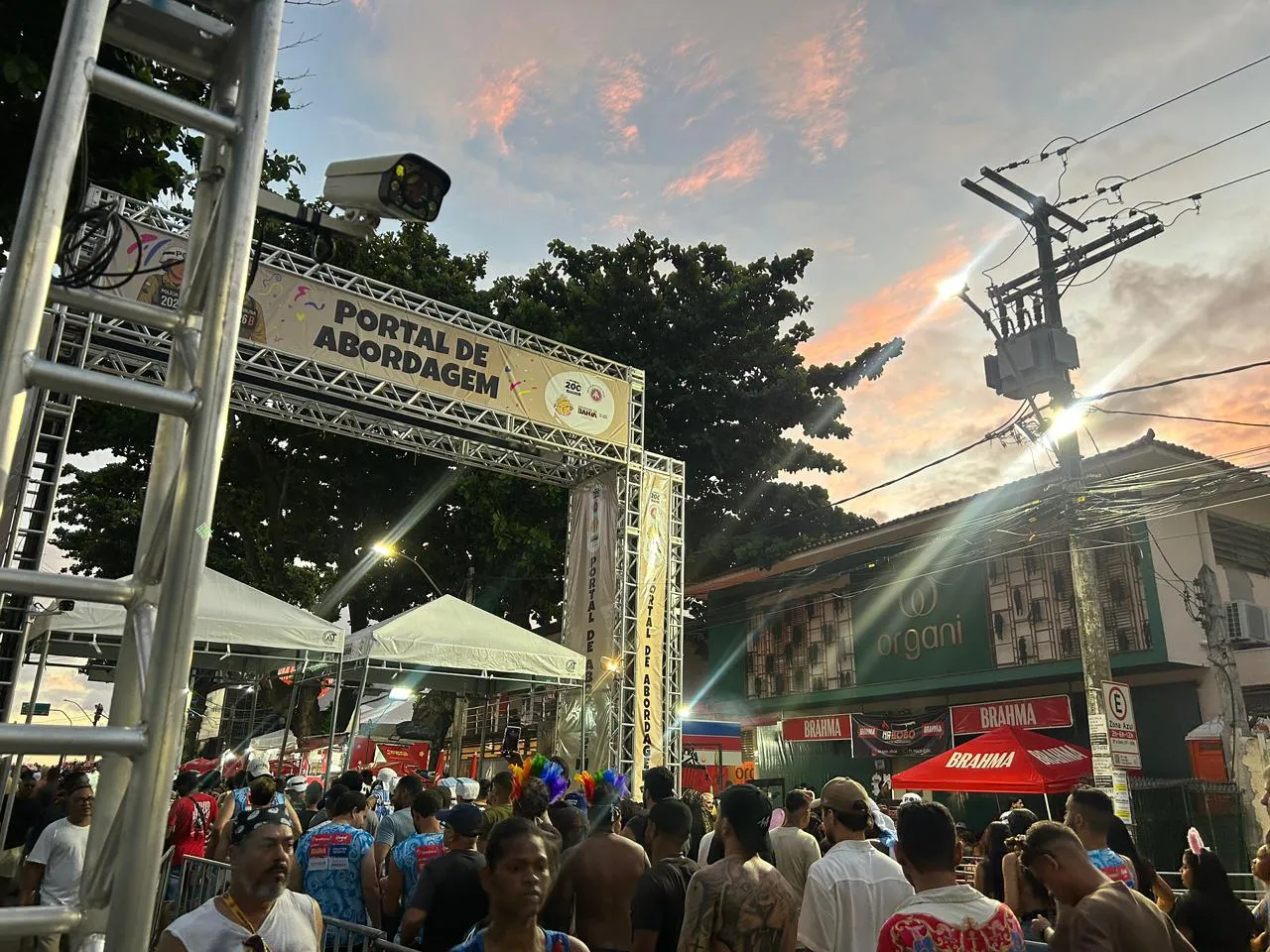 Barbeador, algema e desodorante: mais de 6 mil objetos são apreendidos no Carnaval