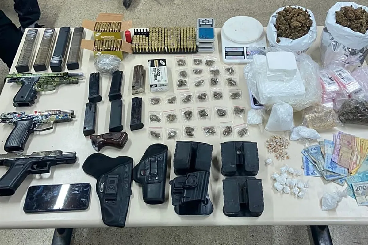 Polícia encontra armas, munições e drogas em casa usada pelo tráfico na Bahia