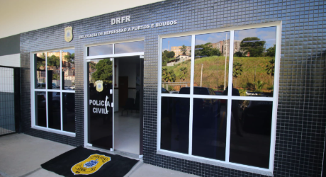 A mulher e o ve&iacute;culo foram encaminhados para a Delegacia de Repress&atilde;o a Furtos e Roubos de Ve&iacute;culos (DRFRV) | Foto: Pol&iacute;cia Civil