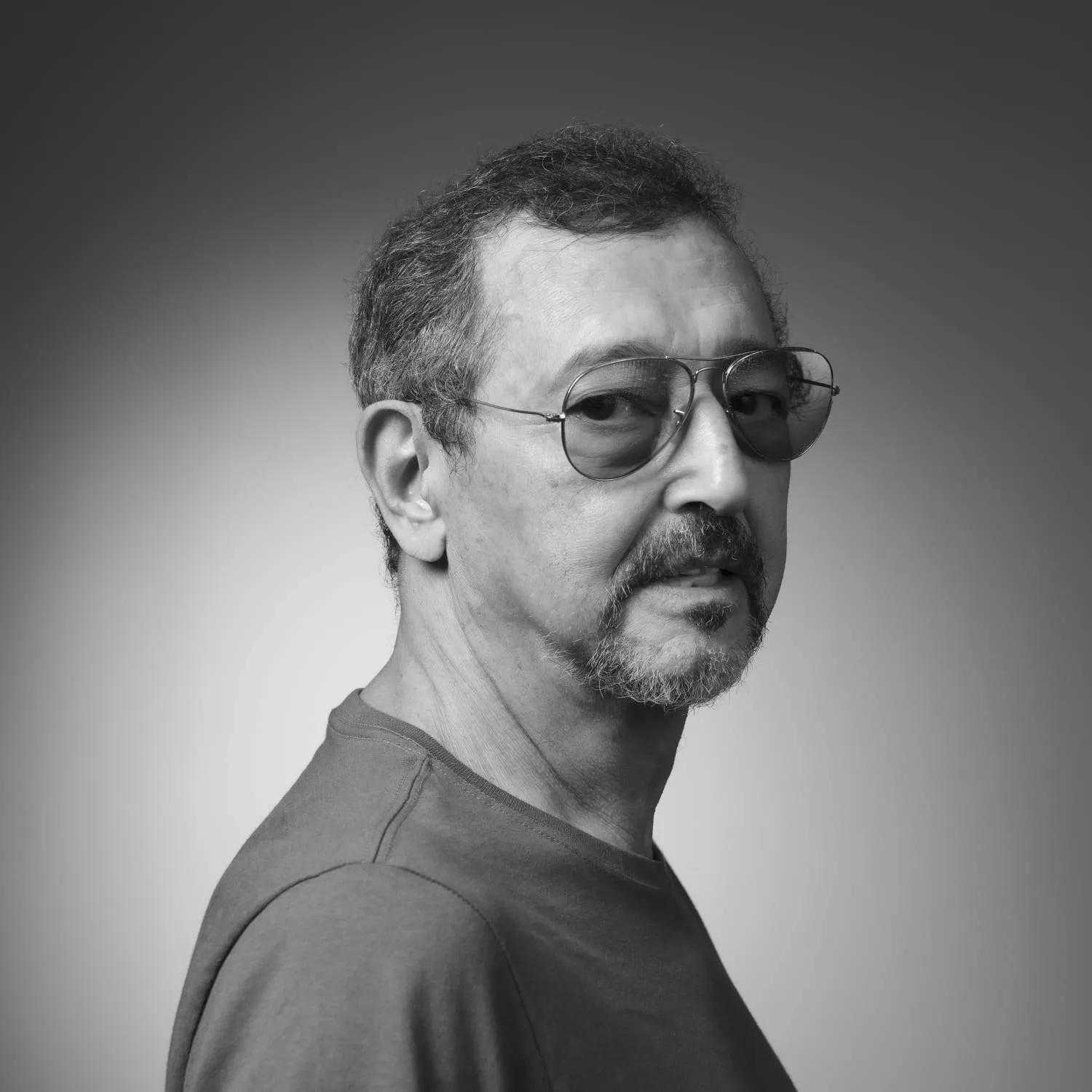 Chico Mazzoni inaugura exposição individual com pinturas de retratos inspiradas na afetividade