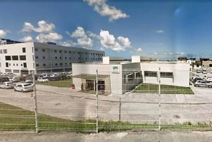 Ao prestar socorro, homem relata falta de atendimento em UPA e agressão de PM; paciente foi picado por cobra