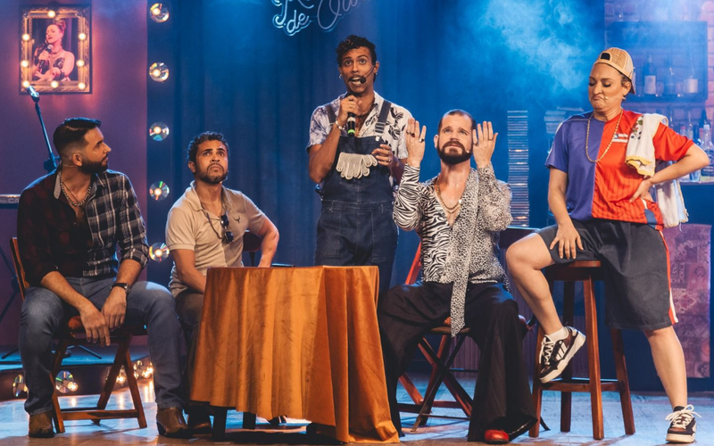 A com&eacute;dia musical mistura hist&oacute;rias de amor e sucessos do arrocha em uma montagem que une m&uacute;sica e humor no palco/Foto: Caio L&iacute;rio&nbsp;