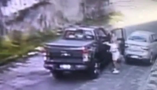 Dupla morre em confronto com a polícia após roubar carro e sequestrar mulheres; vítimas foram resgatadas