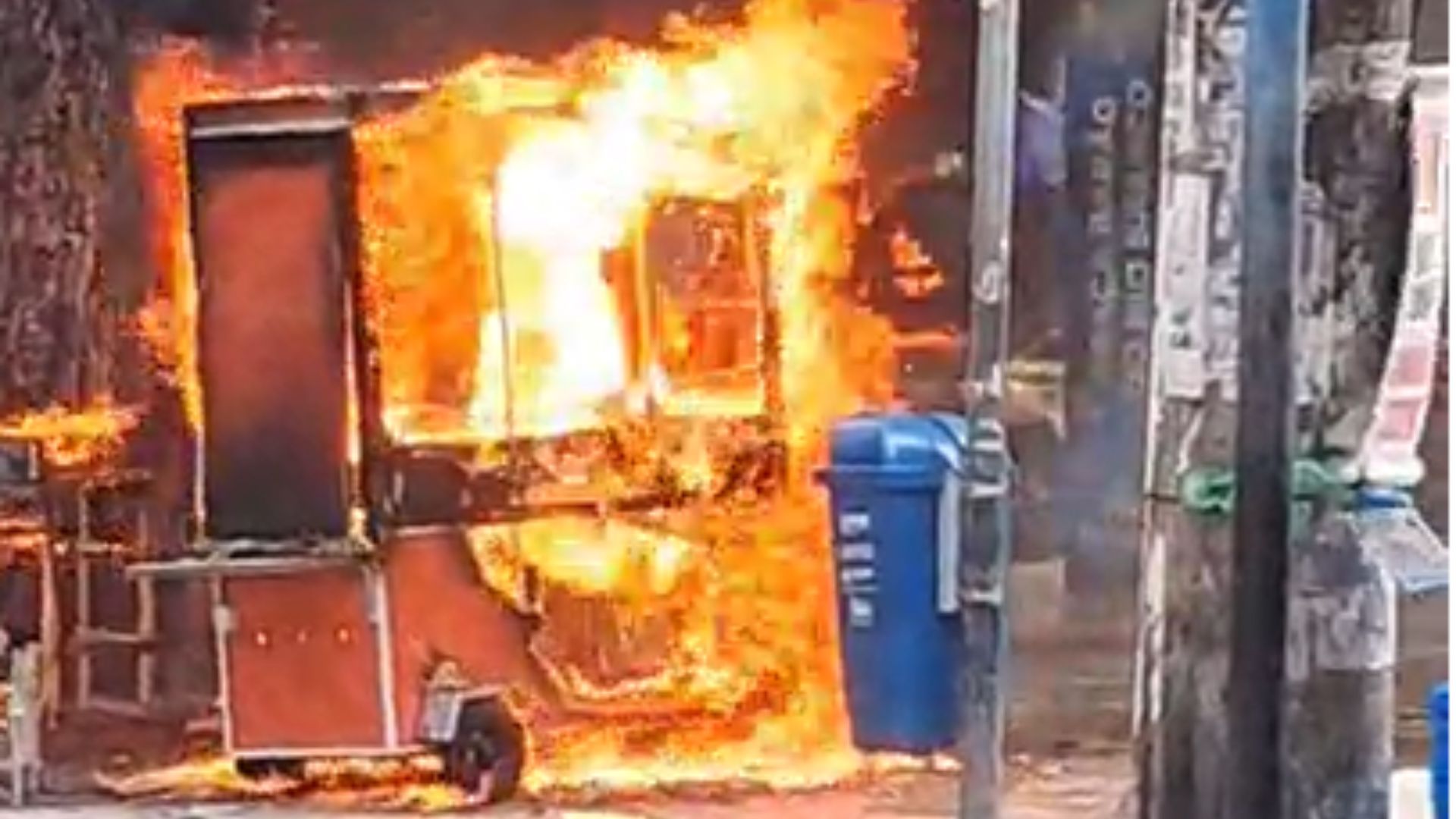 Inc&ecirc;ndio atinge carrinho de comida na Avenida Sete, em Salvador. Foto: Redes sociais
