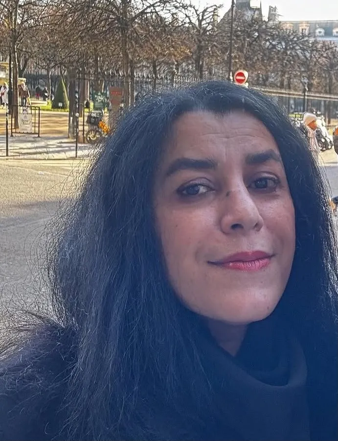 A escritora e cineasta franco-iraniana Marjane Satrapi, autora da graphic novel Persépolis, morreu aos 56 anos. Segundo os parentes, a artista teria morrido de tristeza.