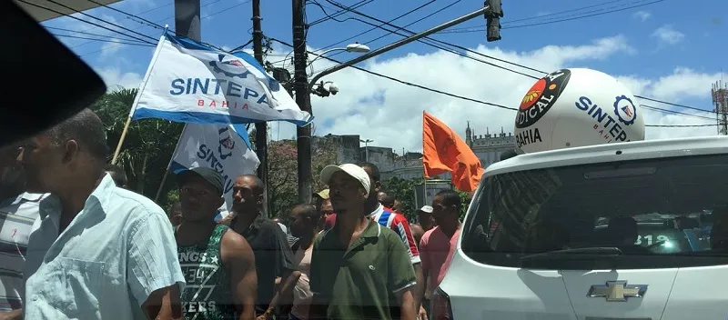 PROTESTO: Manifestação de trabalhadores da construção civil interdita trânsito em Salvador