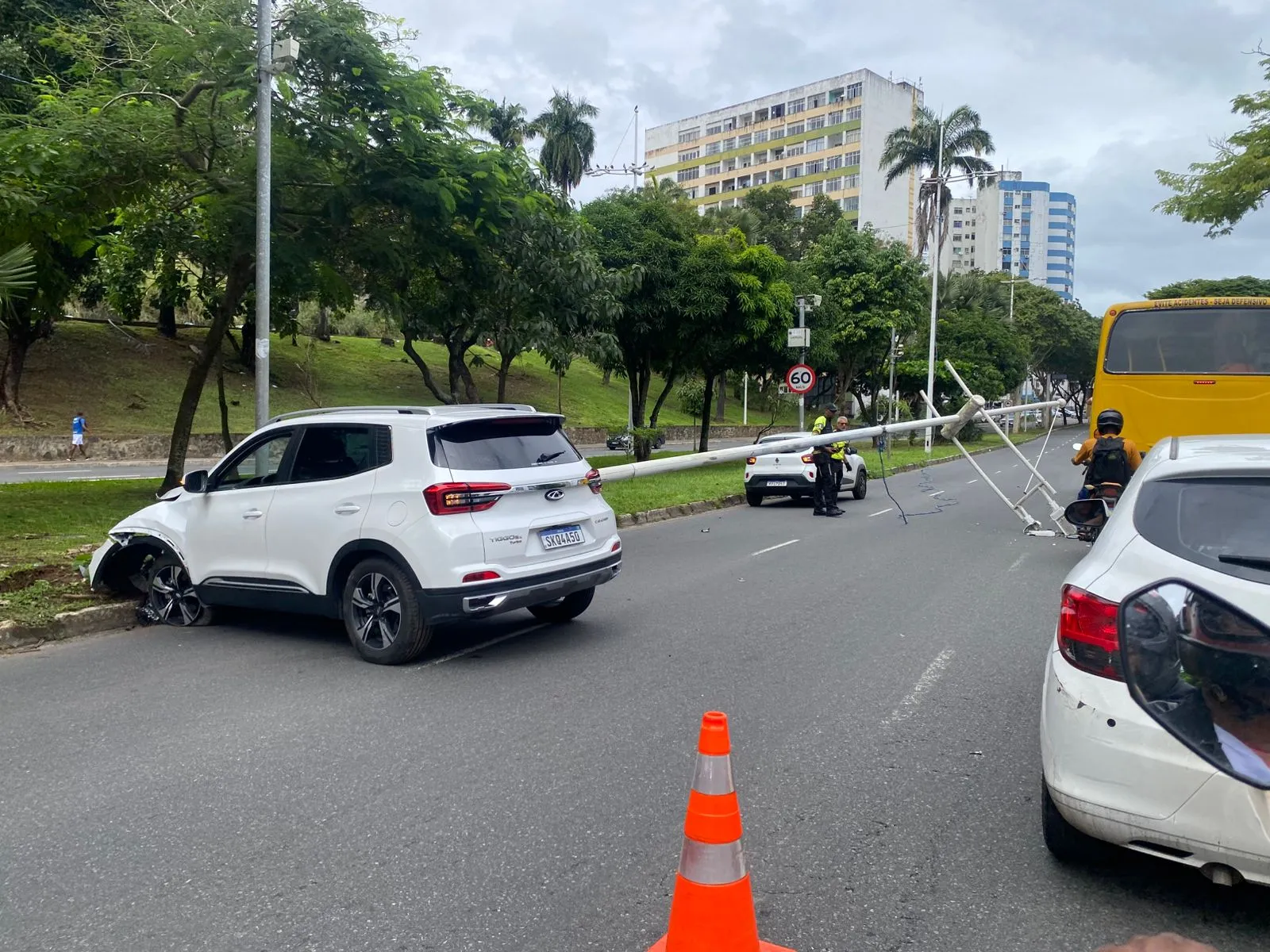 VÍDEO: carro colide contra poste em Nazaré e provoca congestionamento