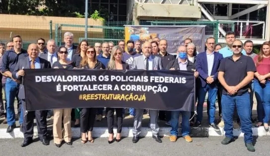 Policiais federais fazem manifestação contra Bolsonaro nesta terça no aeroporto