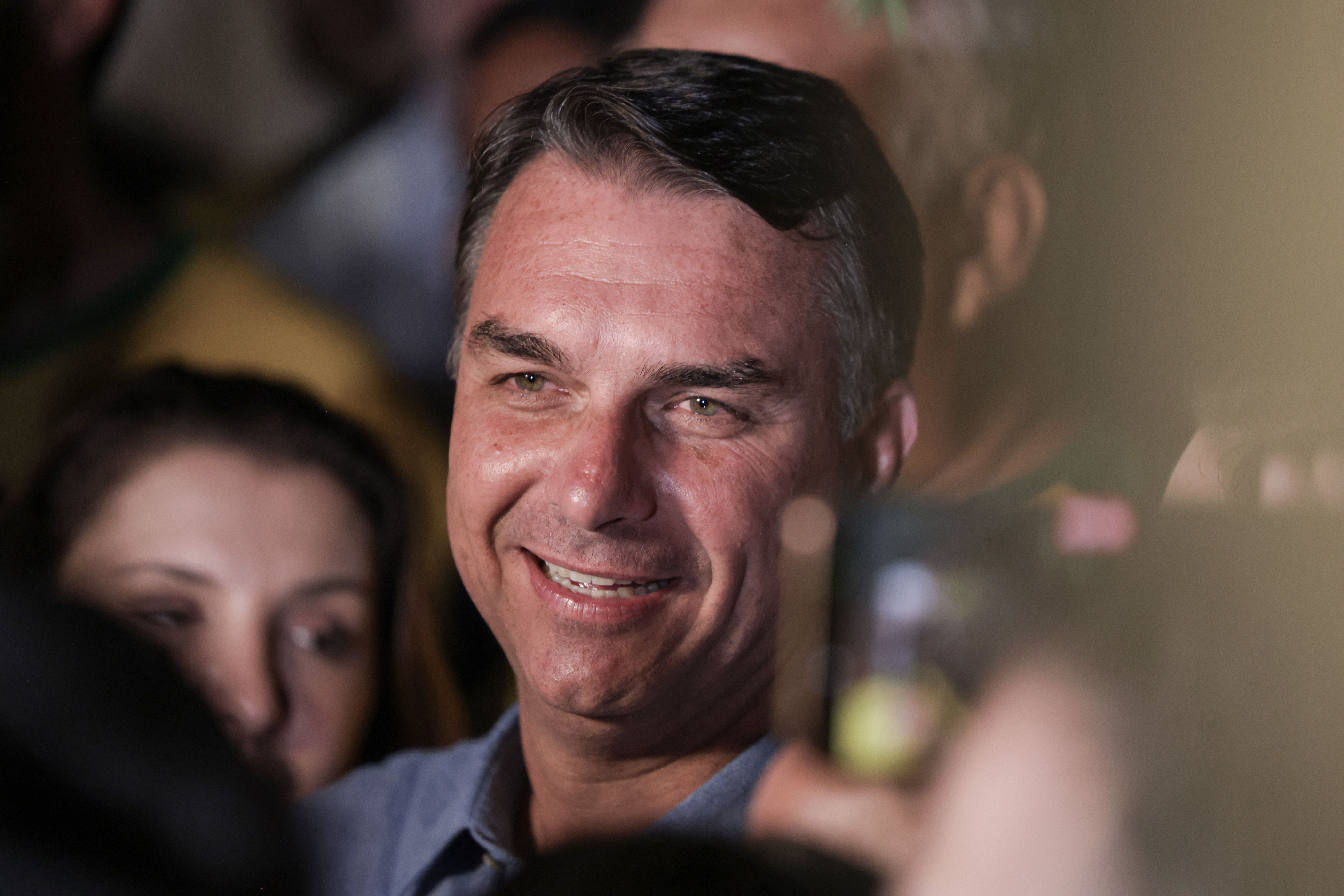 Fl&aacute;vio Bolsonaro deixou o Brasil com a fam&iacute;lia e teria como destino os Estados Unidos, segundo informa&ccedil;&otilde;es atribu&iacute;das a aliados