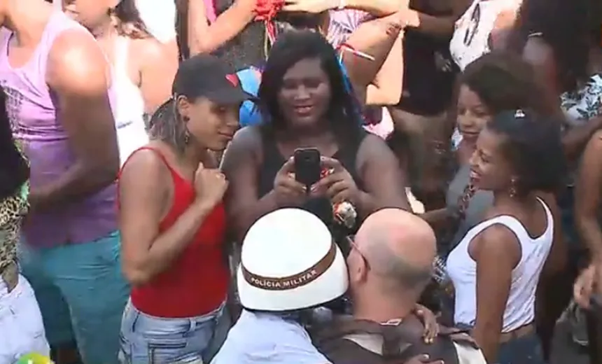 “Tenho como uma coisa normal”, diz PM flagrado abraçando criança no Carnaval; Assista