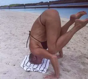 De biquíni, Xuxa tenta plantar bananeira