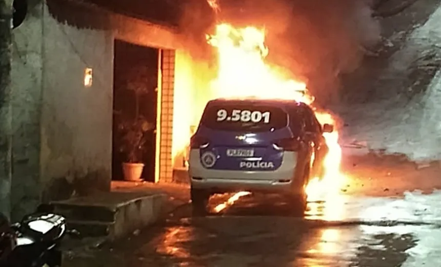 Viatura da Polícia Militar fica totalmente destruída após pegar fogo em Salvador