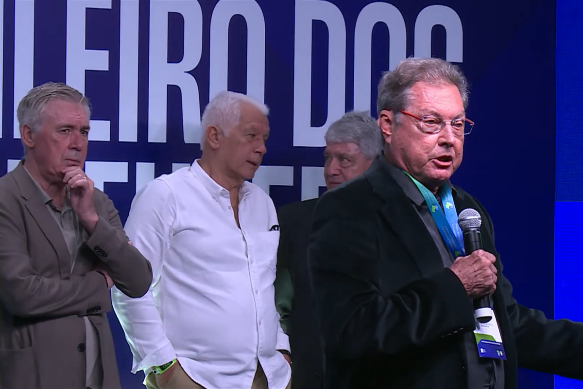 Durante um evento na CBF e ao lado de Carlo Ancelotti, Oswaldo de Oliveira e Leão criticaram a presença de treinadores estrangeiros no país. Foto: Reprodução/CBF
