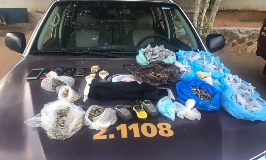 FLAGRANTE: Dinamites e munições de fuzil são encontradas no fundo do campo do Galícia