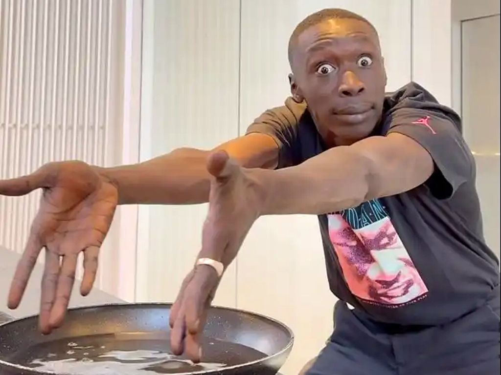 O influenciador Khaby Lame soma mais de 162 milhões de seguidores no TikTokFoto: Instagram/@khaby00