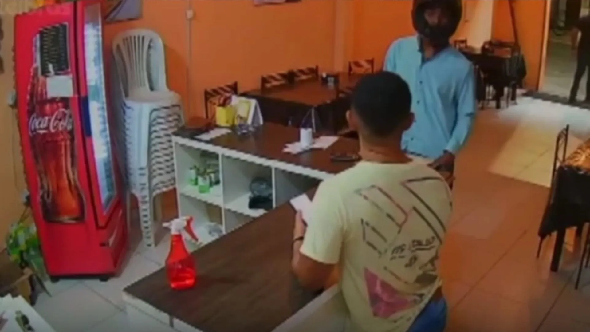 Câmera flagra momento que dono de pizzaria é morto a tiros na Bahia