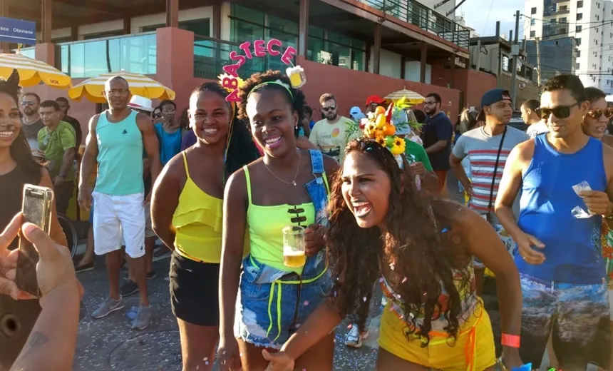 Moda de fantasias trazem nostalgia ao circuito Barra/Ondina no Fuzuê