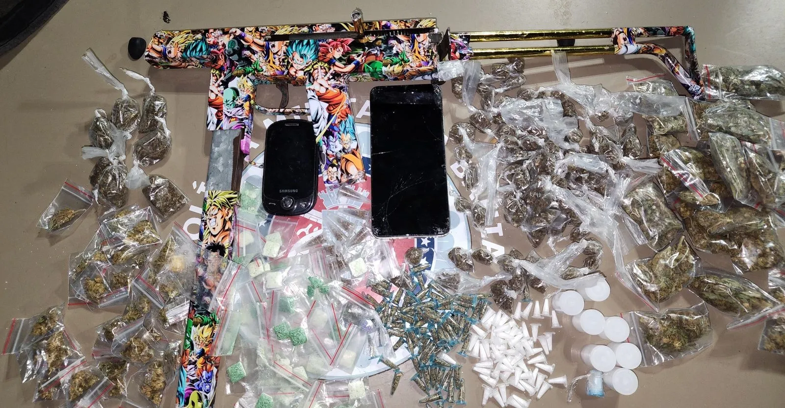Policiais aprendem submetralhadora e drogas em Brotas