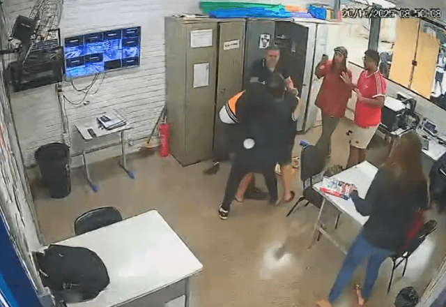 A Propria Filha Do Agressor Interompeu Cena De Violencia Tentando Dar Um Mata Leão No Pai Reproducao| Foto: Reprodução