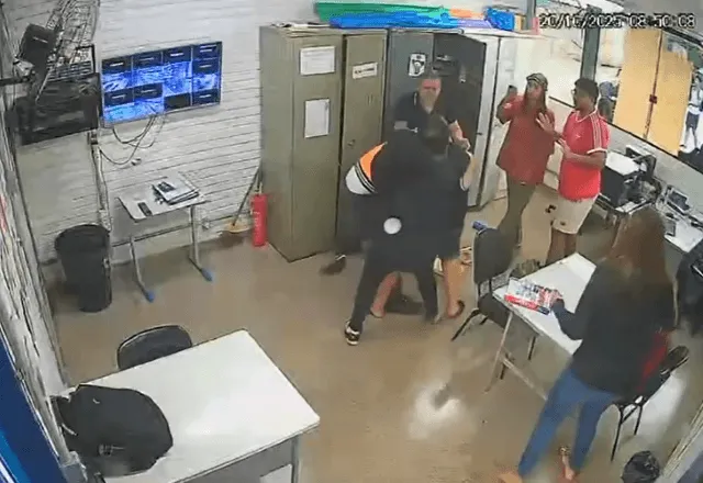 Professor é agredido por pai de aluna após impedir uso de celular 