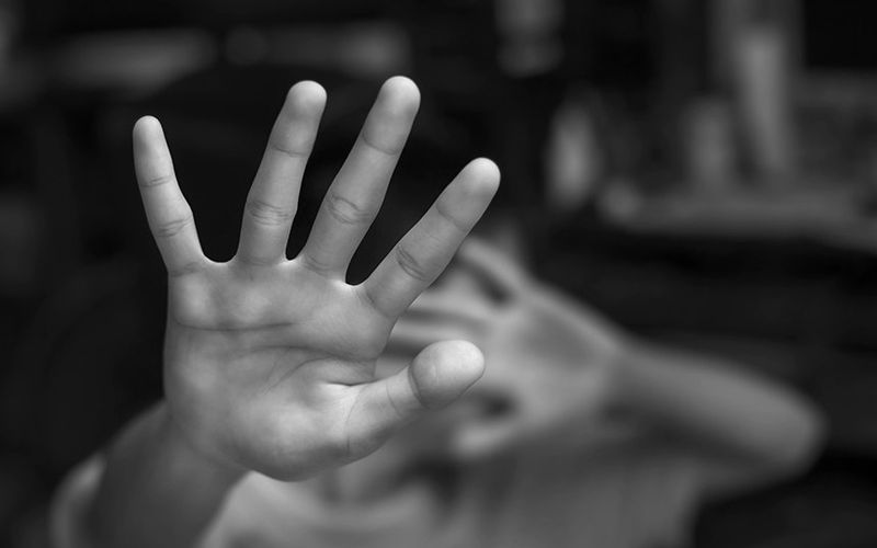 Segundo o Disque 100, a viol&ecirc;ncia contra crian&ccedil;as e adolescentes est&aacute; entre as den&uacute;ncias mais recorrentes no pa&iacute;s, com destaque para casos de agress&atilde;o f&iacute;sica praticados dentro do ambiente familiar/Foto: Getty Images