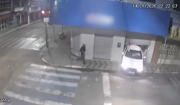 Bandidos usam carro para arrombar loja e roubar celulares; assista
