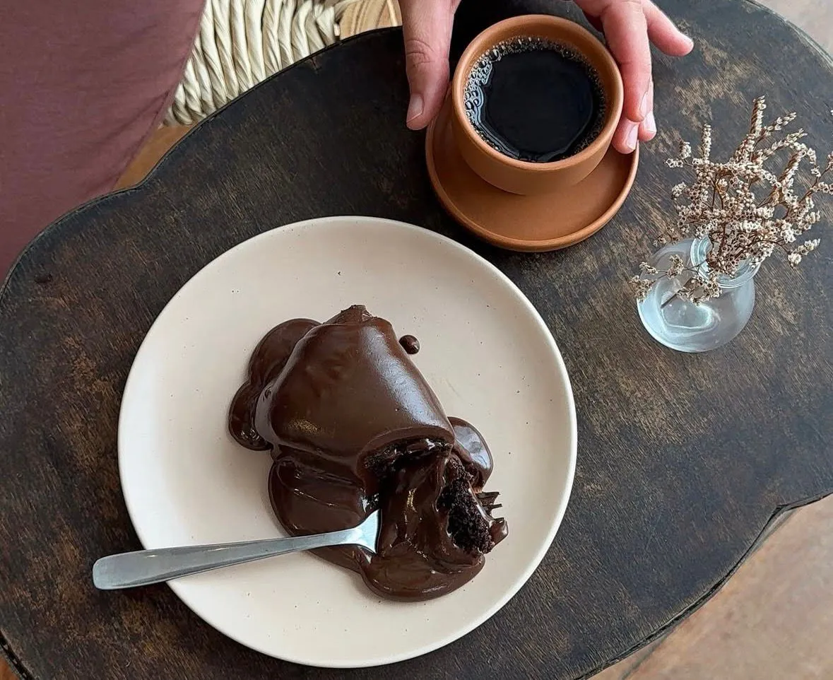 Vale o hype? Café aposta em receitas afetivas e bolo de chocolate no Centro Histórico