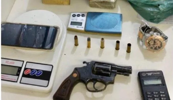 Foragido da justiça é preso pela Rondesp no Alto de Ondina com arma, drogas e munições