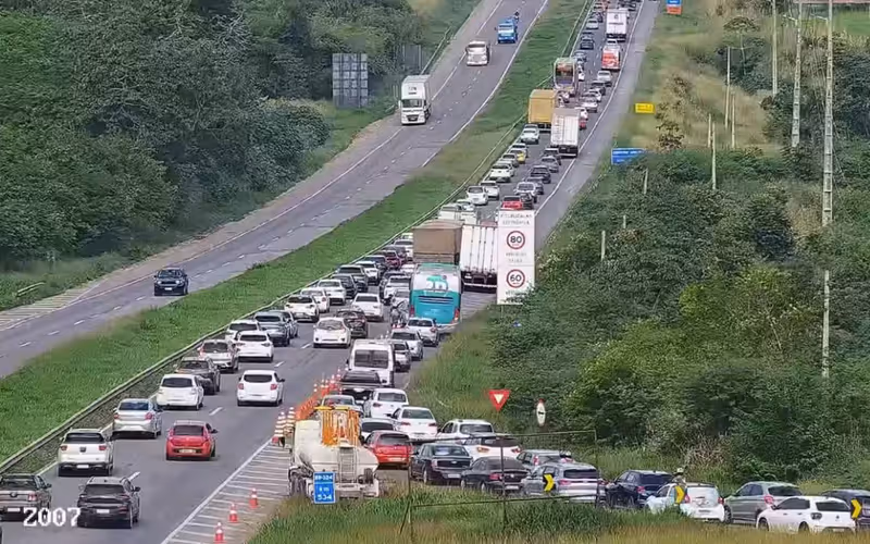 Durante o período junino, a fiscalização na BR-324 é reforçada para combater excesso de velocidade, ultrapassagens perigosas e direção sob efeito de álcool/Foto: Divulgação/PRF