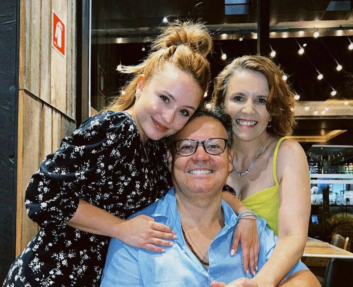 Mãe de Larissa Manoela quebra o silêncio e fala sobre relação com a filha: 'Nunca quisemos ficar com nada dela'