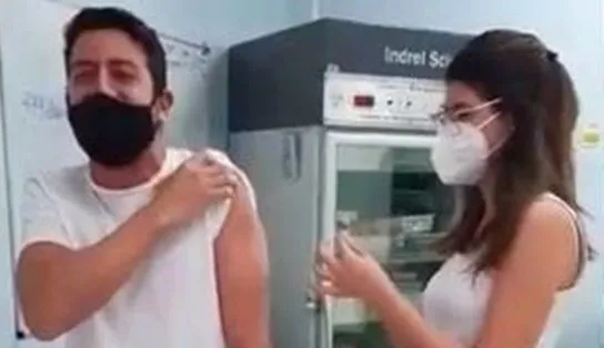 Como um gol nos acréscimos do juiz, jornalista esportivo narra sua própria vacinação e "viraliza" nas redes; veja vídeo