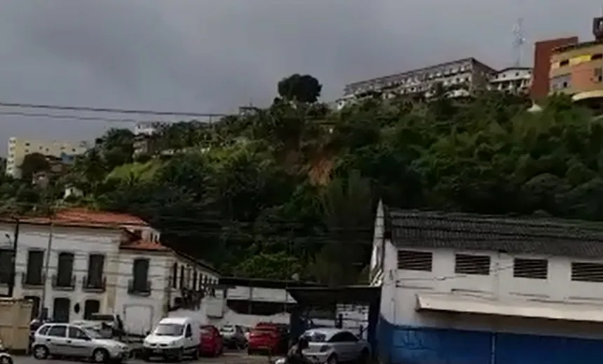 Encosta prestes a desabar preocupa moradores da Liberdade; assista
