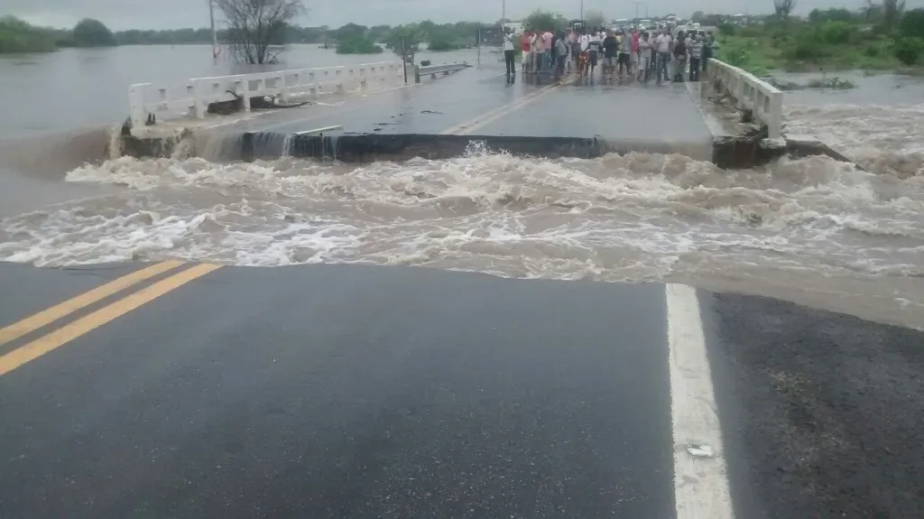“Ninguém entra, ninguém sai”: Chuva de 10 horas deixa Riachão do Jacuípe ilhada e com 350 desabrigados