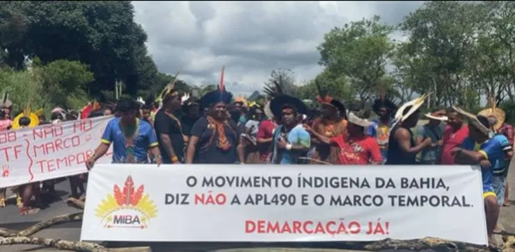 Indígenas fecham BR-101 em protesto contra o marco temporal