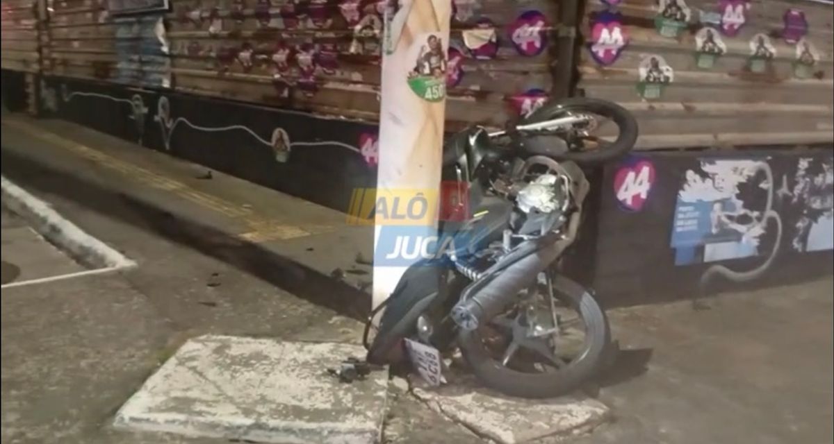 Motocicleta envolvida em acidente após atingir um poste na região da Pituba, em Salvador