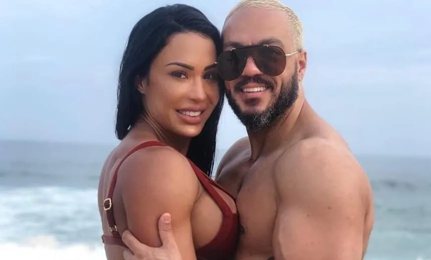 Em foto nua, Gracyanne Barbosa exibe tatuagem íntima para Belo; veja