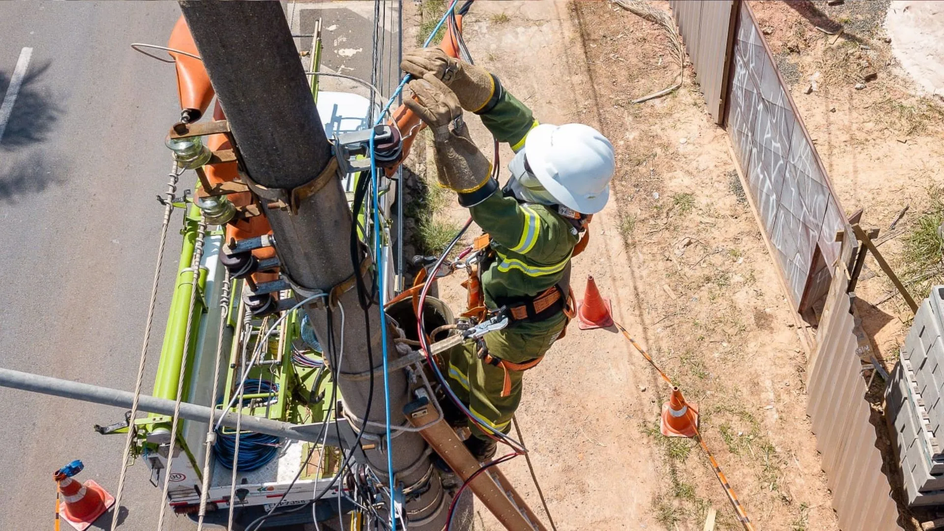 Gatos de energia: 97 mil ligações irregulares foram identificadas na Bahia