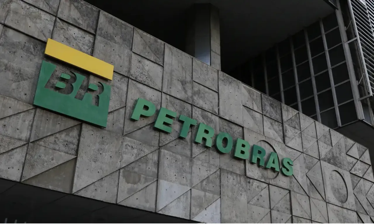 Petrobras anuncia corte de 5,6% no preço da gasolina para distribuidoras