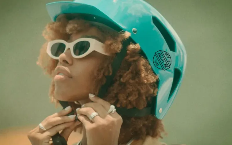 Pessoas com cabelo afro frequentemente enfrentam dificuldades práticas e estéticas ao usar capacetes, devido ao volume e textura específicos dos fios, o que afeta o conforto e a manutenção do penteado/Foto: Capacete de Ciclismo Fortheblacks