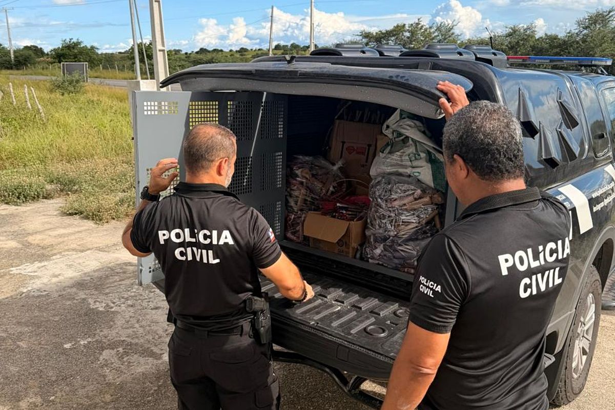 Pol&iacute;cia apreende mais de 6 mil fogos de artif&iacute;cio clandestinos em cidade baiana. Foto: Ascom/PCBA