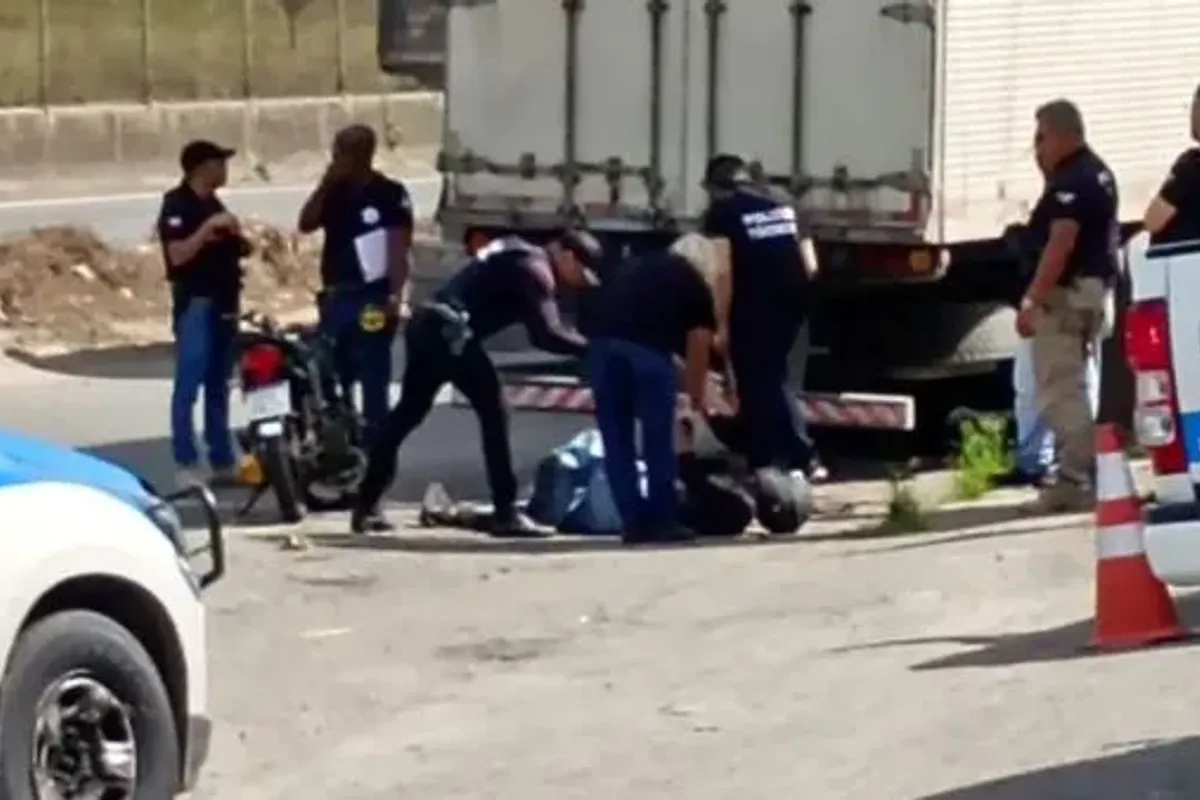 Motociclista morre ap&oacute;s bater em caminh&atilde;o parado na BR-324, em Salvador