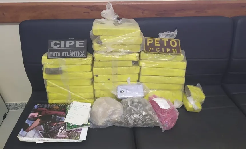 Dupla é flagrada com 20 kg de drogas escondidos no telhado de casa
