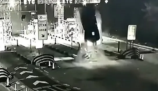 Carro "voa" ao colidir contra muro de pedágio e imagem impressiona  
