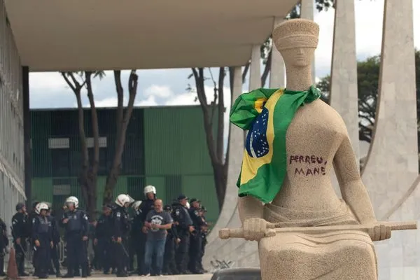 Julgamento da mulher que pichou estátua A Justiça será retomado no dia 25