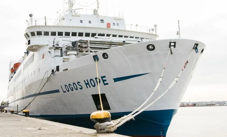 Grupo cumpre promessa e faz ebó coletivo na frente de navio internacional evangélico
