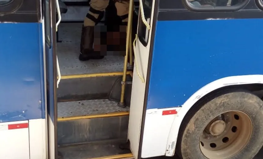Homem atira na ex-esposa e depois comete suicídio dentro de ônibus em Itabuna