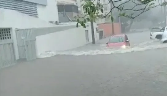Chuva causa alagamentos em bairros nobres de Salvador; veja vídeo 