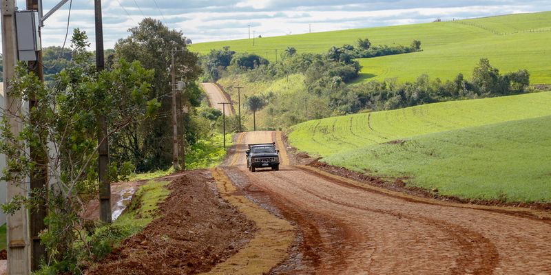 As estradas rurais em condições precárias no interior revela desafios de trafegabilidade afetam a economia e o acesso a serviços essenciais/ Foto: Reprodução