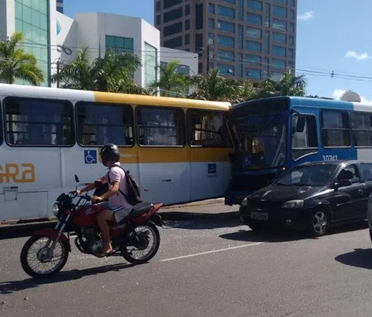 OLHA O FREIO ?MOTÔ?: Carro apresenta problemas e provoca colisão entre ônibus na Av. Tancredo Neves