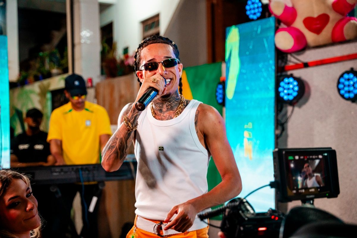 O cantor Theuzinho lan&ccedil;a a primeira faixa do audiovisual gravado em Salvador, entitulada &ldquo;Meu Nen&eacute;m&rdquo;, nesta sexta-feira. Foto: Divulga&ccedil;&atilde;o